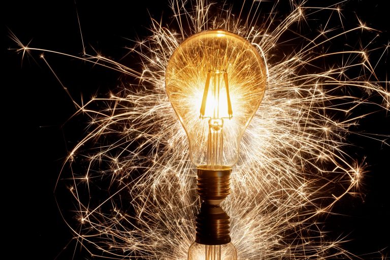 Myriams-Fotos, Pixabay: https://pixabay.com/photos/sparkler-lightbulb-spray-candle-4629347/