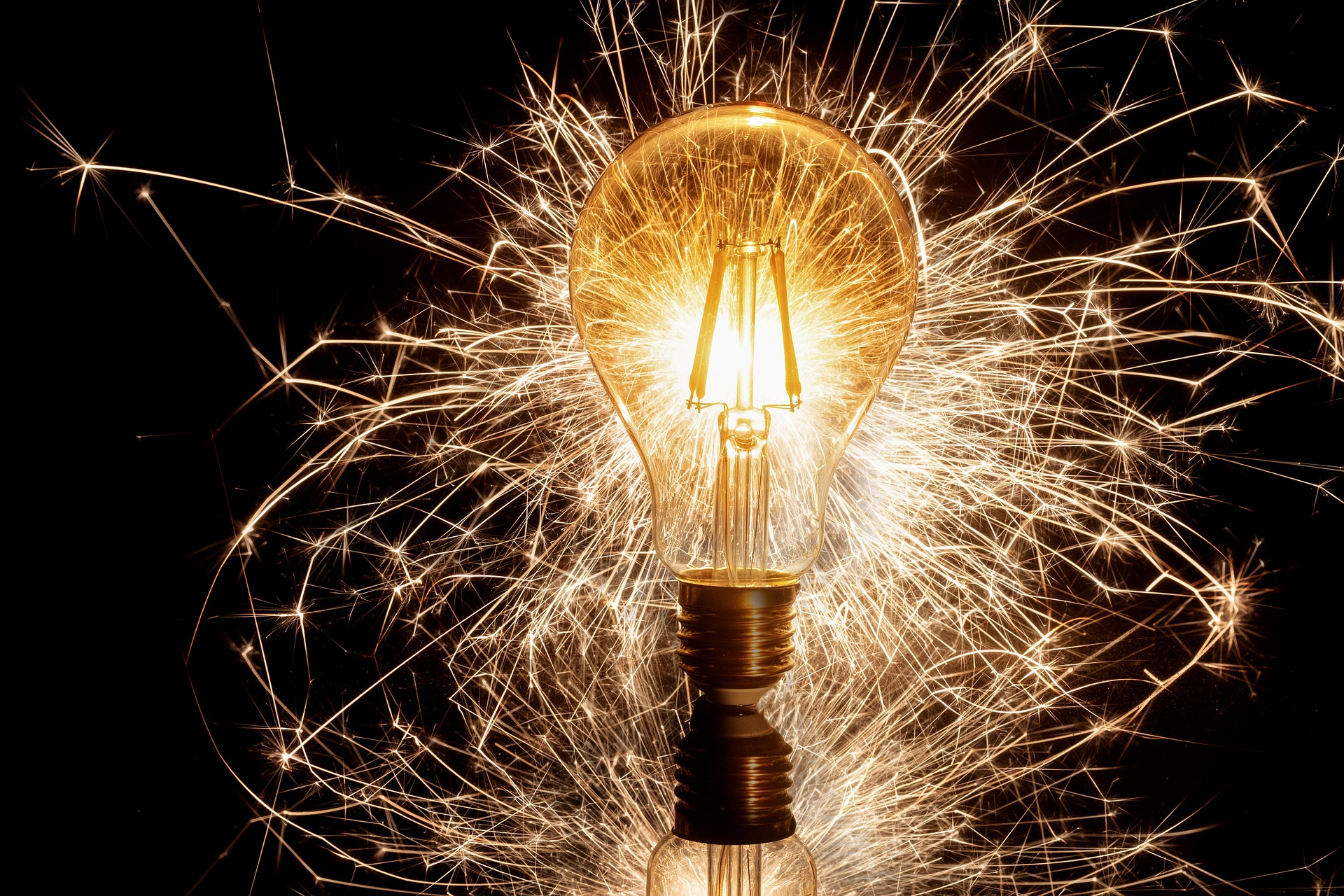 Myriams-Fotos, Pixabay: https://pixabay.com/photos/sparkler-lightbulb-spray-candle-4629347/