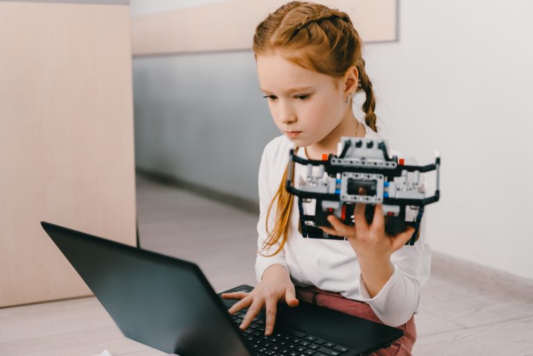 Mehr über den Artikel erfahren Programmieren und Tüfteln nicht nur in der Code Week