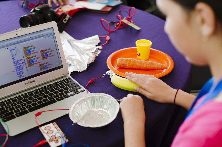 Mehr über den Artikel erfahren Coding und Making mit Scratch & Makey Makey